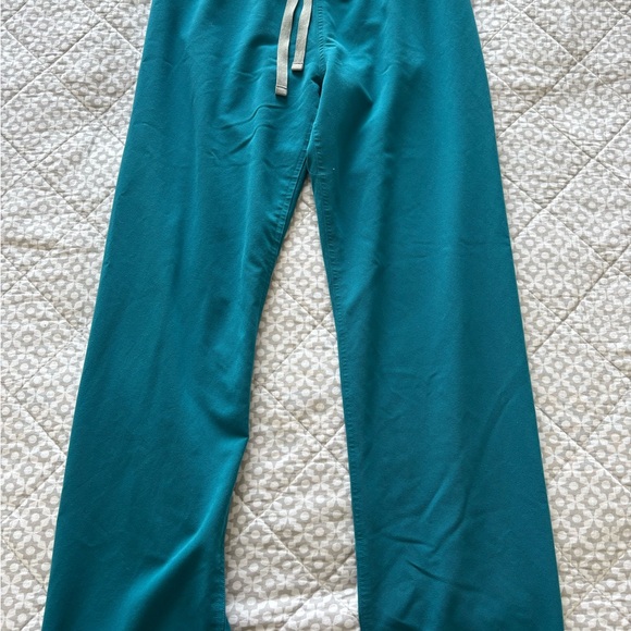 Figs Technical Collection V-Neck Scrub Set - Picture 4 of 6